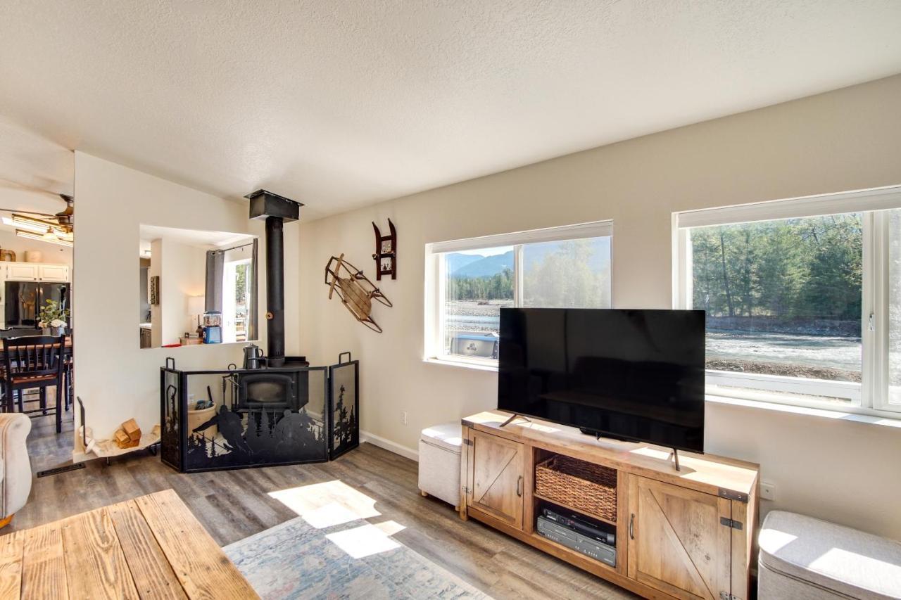 Riverfront Home With Deck, Near Mount Rainier! Packwood Exterior photo