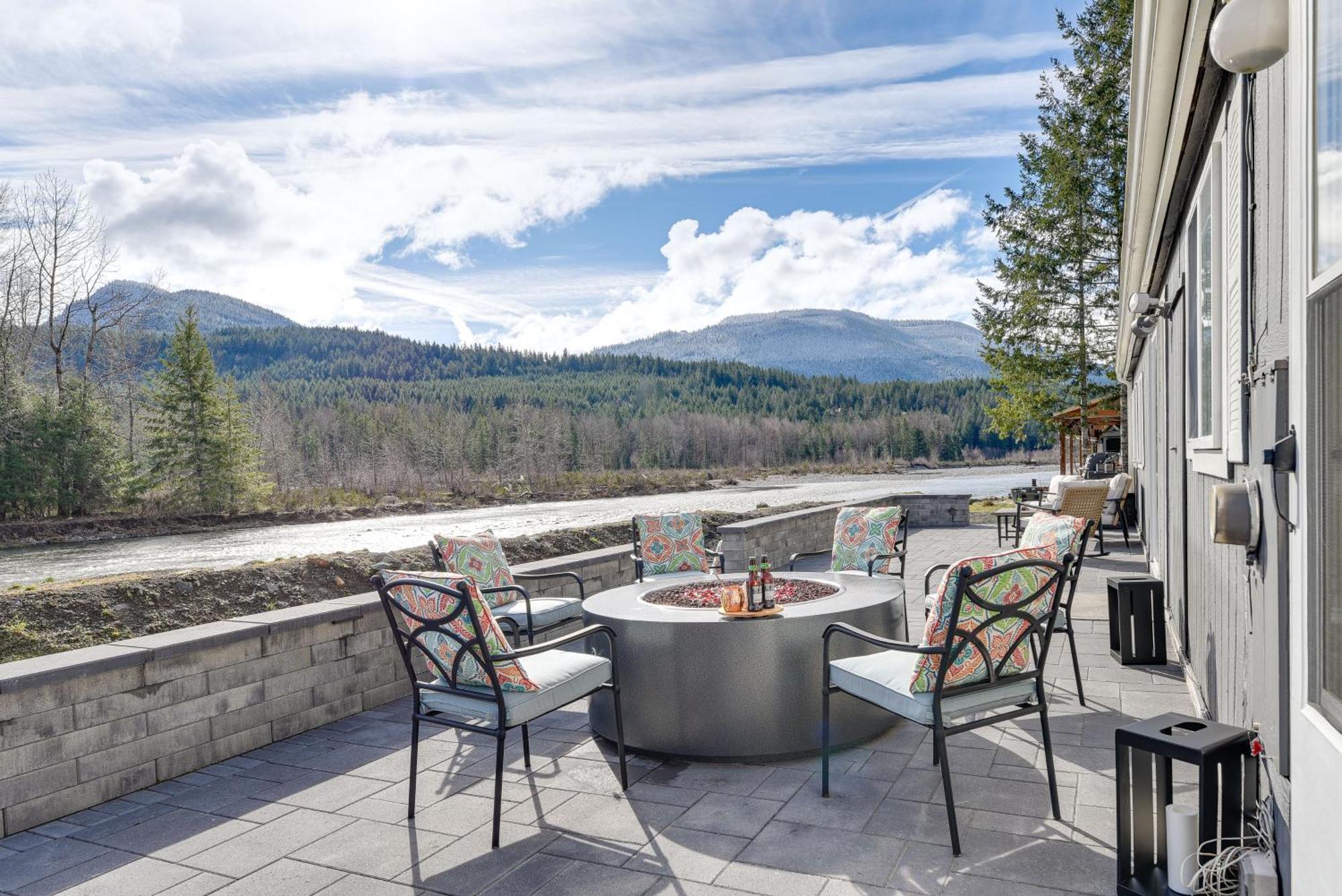 Riverfront Home With Deck, Near Mount Rainier! Packwood Exterior photo